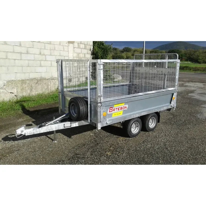 Remolque basculante hidráulico Bateson nuevo de doble eje, con una MMA de 750 kg y una superficie útil de carga de 2.100 × 1.250 mm.